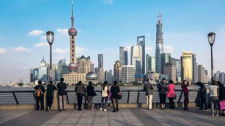 Mit Blick auf die Zukunft. Shanghais futuristische Skyline demonstriert Chinas Wohlstand. Um die Schere zwischen Arm und Reich zu schließen, muss die Führung große Reformen wagen.