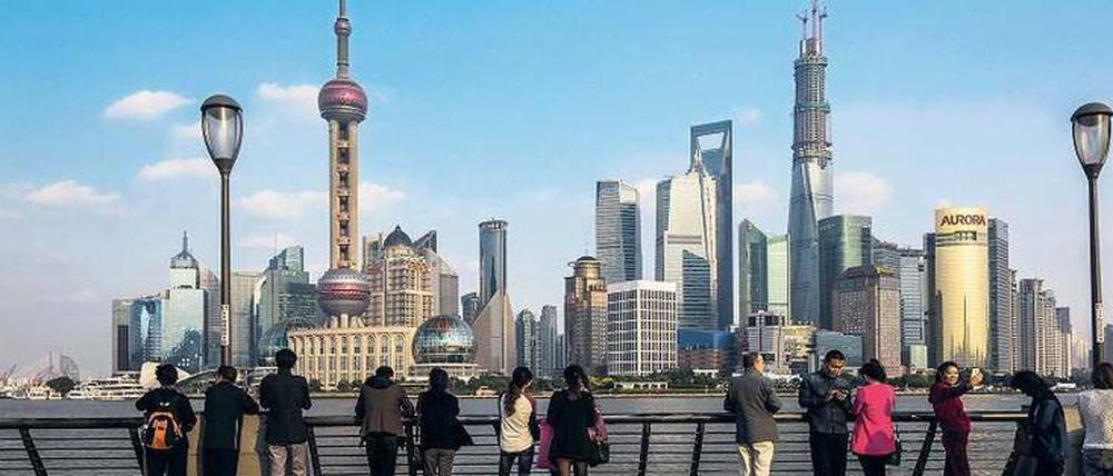 Mit Blick auf die Zukunft. Shanghais futuristische Skyline demonstriert Chinas Wohlstand. Um die Schere zwischen Arm und Reich zu schließen, muss die Führung große Reformen wagen.