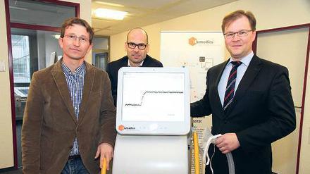 Hauptsache gesund. Die Gründer Karsten Heyne, Geschäftsführer Erwin de Buijzer und Martin Stockmann von der Humedics GmbH (von links) mit ihrem mobilen Gerät zur Leberfunktionsmessung. 