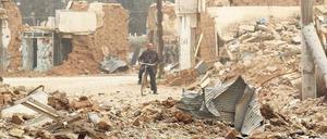 Aleppo nach einem Bombenangriff. Seit Beginn des blutigen Bürgerkriegs, den die Truppen von Präsident Baschar al-Assad gegen verschiedene Oppositionsgruppen führen, ist in Syrien das zivile Leben zum Erliegen gekommen. 