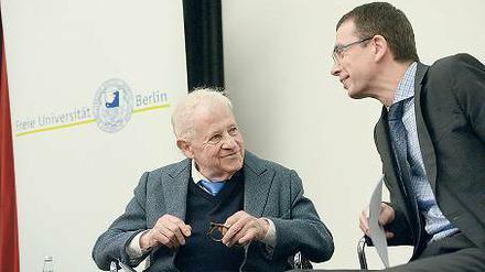 Klaus Heinrich (links), seinerzeit Gründungsstudent der Freien Universität, im Gespräch mit dem Historiker Paul Nolte bei einer Lesung im Januar 2015. 