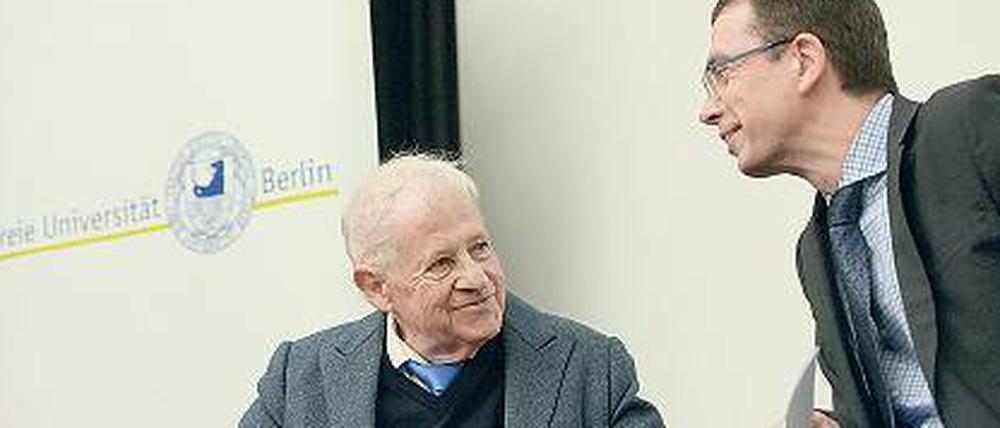Klaus Heinrich (links), seinerzeit Gründungsstudent der Freien Universität, im Gespräch mit dem Historiker Paul Nolte bei einer Lesung im Januar 2015. 