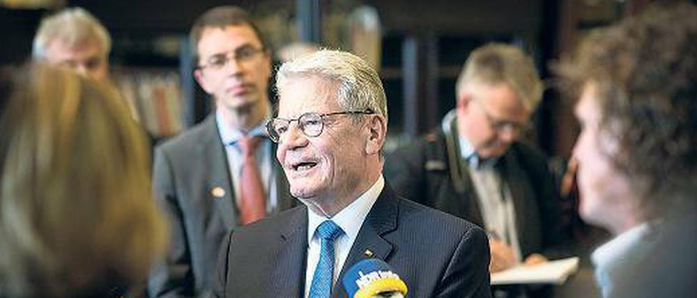 Wissenschaftliche Distanz bei räumlicher Nähe: Joachim Gauck und Paul Nolte (hinten links). 