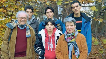 Das Ehepaar Mann - hier mit ihren Schützlingen aus Syrien - engagiert sich ehrenamtlich in der Flüchtlingsunterkunft am Großen Wannsee.