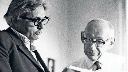 Peter Szondi (links) und Religionskritiker Gershom Scholem diskutieren 1971 eine Schrift von Walter Benjamin.