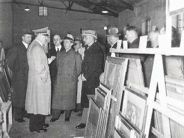 Adolf Hitler und Joseph Goebbels 1938 im Depot „Entartete Kunst“ im Viktoriaspeicher in Berlin.