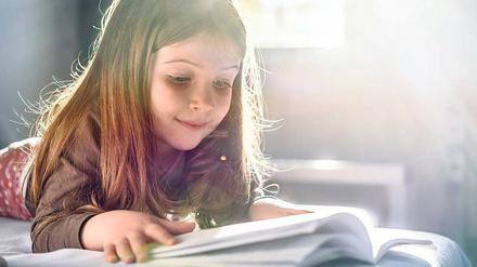 Ob ein Kind später Schwierigkeiten beim Lesen hat, könnte schon im Kindergartenalter festgestellt werden. 