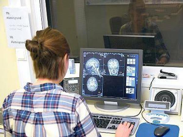 Der MRT-Scan zeigt, welche Gehirnregionen beim Anschauen von Schrift oder Bildern aktiv sind. 