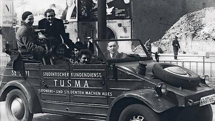 Reklame fahren zwischen Trümmern (1950). 