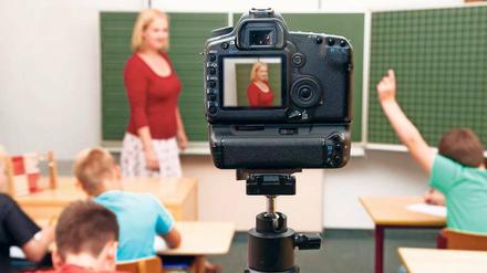 Kamera läuft: Videos aus dem Unterricht helfen Studierenden, Situationen richtig einzuschätzen. Quereinsteiger treten oft ohne Vorbereitung vor die Klasse.