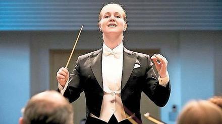 Am Pult. Magdalena Pawlisz dirigiert die Brandenburger Symphoniker.