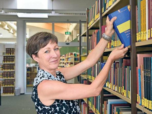 Weiß, wie man sich zurechtfindet in der Bibliothek und der Literaturrecherche: die Diplombibliothekarin Simone Schütte.