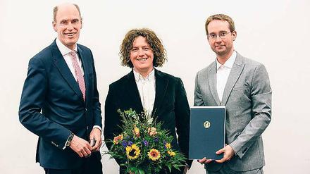 Bei der Preisverleihung: Ulf Tölch (Mitte) und Professor Dirk Ostwald (rechts) mit dem Präsidenten der Freien Universität, Professor Peter-André Alt (links).