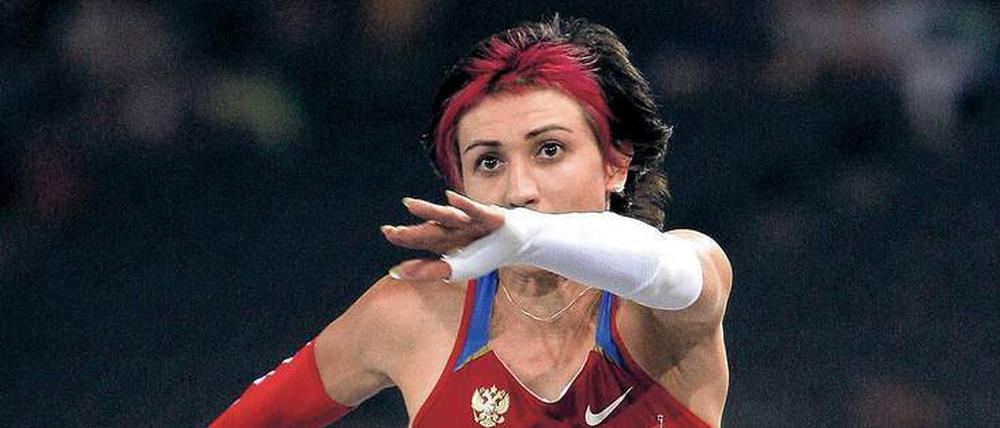 Mit chemischer Hilfe zum Sieg: Der russischen Dreispringerin Tatiana Lebedeva (hier bei der Leichtathletik-WM 2009) wurde die Silbermedaille aberkannt, die sie bei den Olympischen Spielen in Peking errungen hatte. Sie hatte mit Oral-Turinabol gedopt, einem anabolen Stereoid, das auch beim DDR-Staatsdoping eingesetzt worden war. 