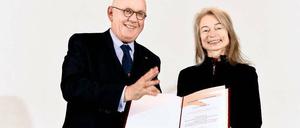 Eine Ehre: Peter Strohschneider, Präsident der Deutschen Forschungsgemeinschaft, überreicht Beatrice Gründler den Gottfried-Wilhelm-Leibniz-Preis 2017.