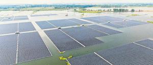 Schwimmende Energie. Das 40-Megawatt-Solarkraftwerk in einem See in Huainan ist das Größte seiner Art und ersetzt ein kollabiertes Kohlekraftwerk. 