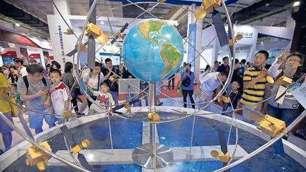 Modell des chinesischen Satellitennavigationssystem Beidou auf der „China Beijing International High-Tech Expo“ im Juni 2017. 