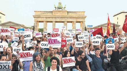 Über 2000 Menschen sind in Berlin auf die Straße gegangen, um gegen die Austeritätspolitik in Griechenland zu demonstrieren. 