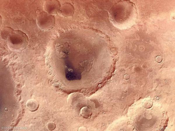 Neukum-Krater: Der 102 Kilometer große Einschlagskrater auf dem Mars wurde im September vergangenen Jahres nach dem renommierten Planetologen benannt.