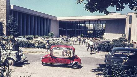 Mit dem Messerschmitt Kabinenroller zur Uni: Schon in den 1950er Jahren fuhr so mancher mit dem Auto zur Vorlesung. Der am 19. Juni 1954 eröffnete Henry-Ford-Bau wurde als zentrales Hörsaalgebäude der Freien Universität errichtet.