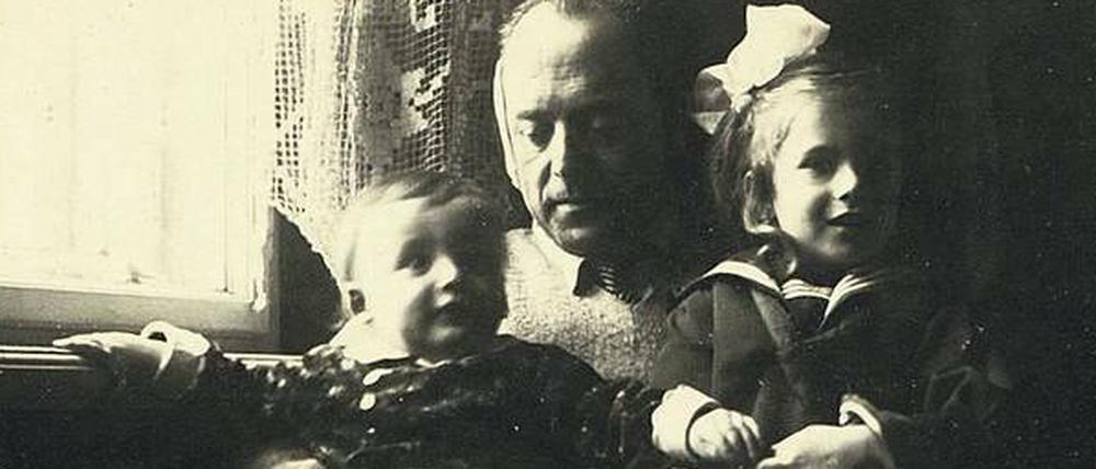 Hermann Borchardt mit seinen Kindern Hans und Susanne, vermutlich um 1932/33.