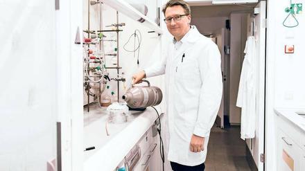 Es dampft: Sebastian Hasenstab-Riedel in seinem Dahlemer Labor beim Ansetzen eines Kältebades für die chemische Synthese von Polyhalogeniden.