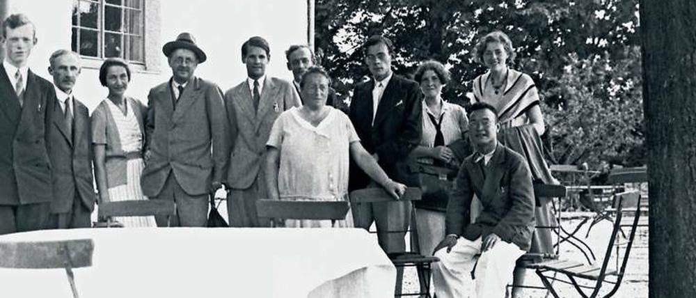 Sommerausflug zu einer Gartenwirtschaft: Emmy Noether (vorn Mitte) mit dem Mathematiker Hermann Weyl (4. v. l.) und seiner Familie sowie weiteren Mathematikern, darunter zwei Doktoranden von Emmy Noether. Halb verdeckt hinter ihr steht Emil Artin, mit dem sie eng zusammenarbeitete. Das Foto stammt vermutlich aus dem Juli 1933. Im Oktober 1933 emigrierte Emmy Noether in die USA.