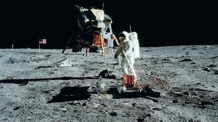 Mann auf dem Mond: Astronaut Buzz Aldrin hat einen Laserreflektor und ein Seismometer auf der Mondoberfläche aufgestellt. Im Hintergrund sind die Mondlandefähre und die amerikanische Flagge zu sehen. Das Bild entstand bei der Apollo-11-Mission 1969.