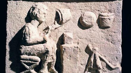 Stammt die Kupfertechnologie aus Asien oder vom Balkan? Bei der Antwort hilft Mathematik. Im Bild die Darstellung eines Kupferschmieds auf dem Relief des Minucius Optatus, 1. Jahrhundert, römisch.
