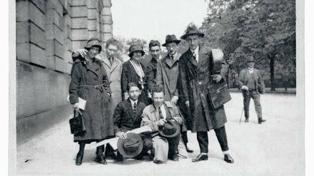 Teilnehmer des Meisterkurses von Carl Flesch im Jahre 1922 vor dem Gebäude der damaligen Musikhochschule in der Fasanenstraße.