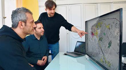 Neue Erkenntnisse. Benjamin Ducke (r.), Abdulsalam Almidani (m.) und Wassim Alrez (l.) arbeiten am Deutschen Archäologischen Instituts in Berlin am Palmyra-GIS, einem hybriden 3D-Modell: Sie kombinierten kartographische Werkzeuge mit einer Datenbank. 