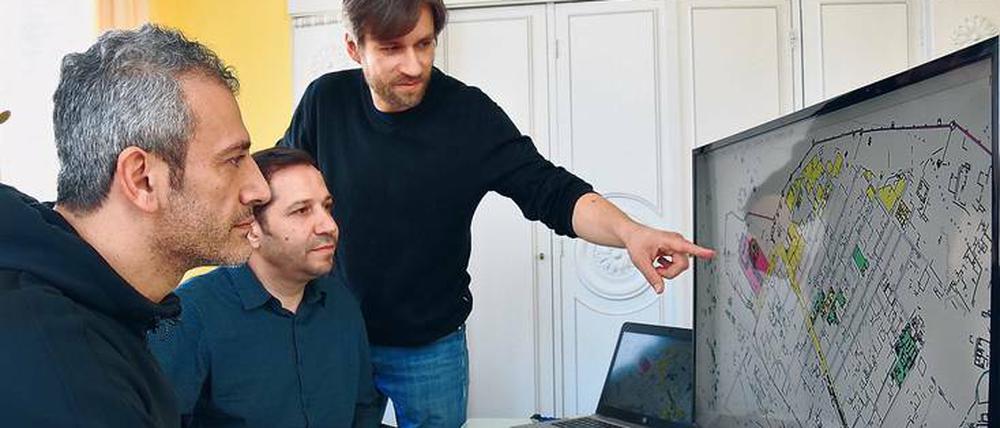 Neue Erkenntnisse. Benjamin Ducke (r.), Abdulsalam Almidani (m.) und Wassim Alrez (l.) arbeiten am Deutschen Archäologischen Instituts in Berlin am Palmyra-GIS, einem hybriden 3D-Modell: Sie kombinierten kartographische Werkzeuge mit einer Datenbank. 