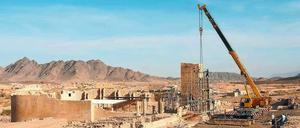 Archäologie ist heute mehr als nur Graben. Restaurierungsarbeiten des DAI am Pfeilereingang des Almaqah Tempels in Sirwah, Jemen. Mittlerweile weist die Anlage Kriegsschäden auf. 