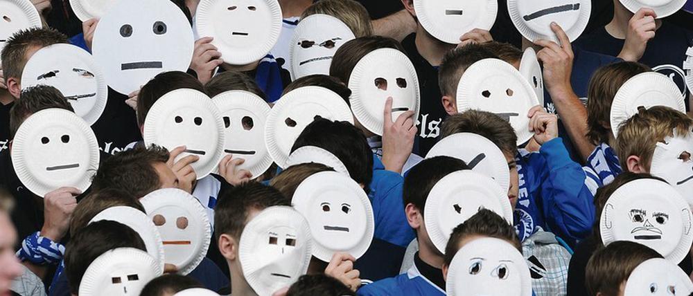 Protest mit Papptellern. Fans des Karlsruher SC wehrten sich bereits 2011 gegen Gesichtserkennung im Wildparkstadion.