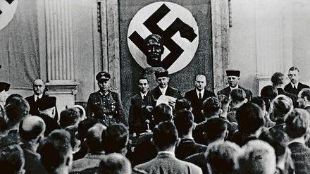 Roland Freisler (M.), Präsident des Volksgerichtshofs Berlin, am 6. August 1944. Freisler verliest das Urteil gegen die Mitglieder des Kreisauer Kreises.