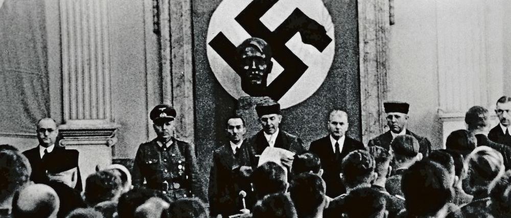 Roland Freisler (M.), Präsident des Volksgerichtshofs Berlin, am 6. August 1944. Freisler verliest das Urteil gegen die Mitglieder des Kreisauer Kreises.