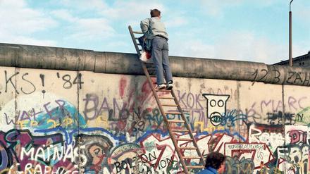 Blick auf die andere Seite. An der Berliner Mauer im April 1990.