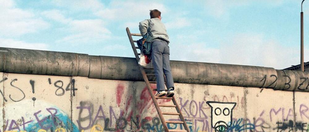 Blick auf die andere Seite. An der Berliner Mauer im April 1990.