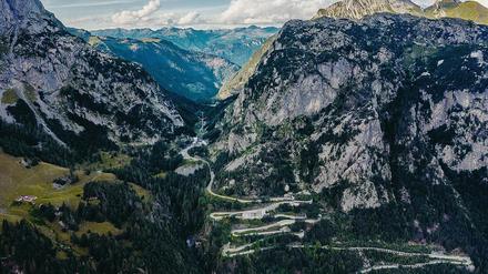 Der Plöckenpass (1357 Meter ü. d. Meeresspiegel), ist eine Passstraße in den Karnischen Alpen; sie verbindet das österreichische Kötschach-Mauthen im Gailtal mit dem italienischen Timau im Friaul.