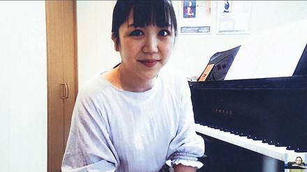 Masterstudentin Yurika Kimura beim Klavierunterricht mit ihrem Professor, dem Pianisten Markus Groh, per Videocall in ihrem Heimatland Japan.