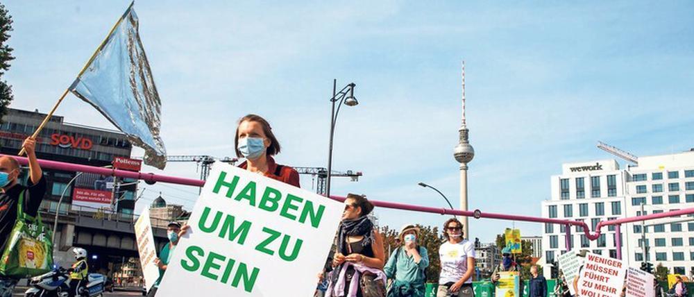 Im Rahmen des internationalen „Basic Income March“ gingen am 19. September weltweit Menschen für das Grundeinkommen auf die Straße, auch nahe des Berliner Alexanderplatzes.