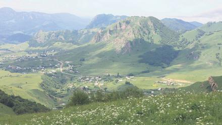 Gebirgslandschaft im Nord-Kaukasus (Karachay-Cherkessien, Russische Föderation).