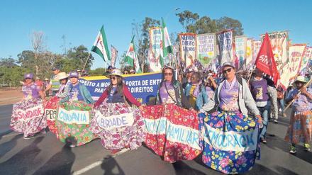 Brasilianerinnen aus Gewerkschaften und von feministischen Organisationen demonstrieren gemeinsam beim Marcha das Margaridas.