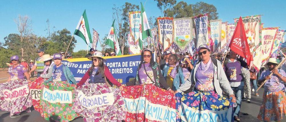 Brasilianerinnen aus Gewerkschaften und von feministischen Organisationen demonstrieren gemeinsam beim Marcha das Margaridas.