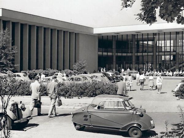Lange Zeit wurde der Platz vor der Wandelhalle des Hörsaalgebäudes als Parkplatz genutzt. Das Bild aus den fünfziger Jahren zeigt vorn einen Messerschmitt-Kabinenroller.