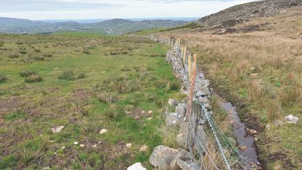 Die Grenze zwischen der Republik Irland und der Provinz Nordirland markiert vom 1.Januar 2021 an die Außengrenze der Europäischen Union zu ihrem ehemaligen Mitgliedsstaat Großbritannien. Das Bild zeigt den Abschnitt bei Jonesborough im nordirischen County Armagh.