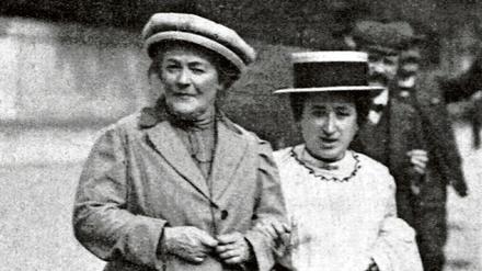 Rosa Luxemburg (re.) im April 1915 mit der Frauenrechtlerin Clara Zetkin (1857–1933).