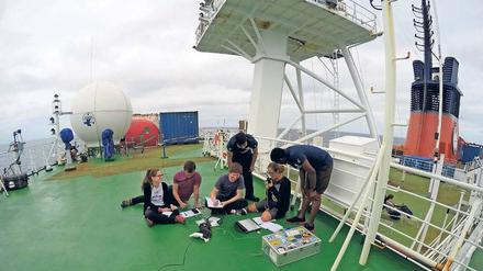 Meeresforschung ganz praktisch: Weltraumwissenschaftler der Freien Universität erklären Studierenden die satellitengestützte Fernerkundung auf hoher See.