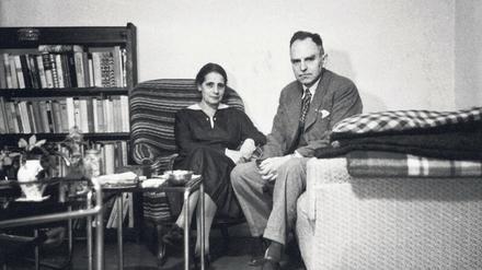 Physikerin Lise Meitner (li.) am Abend vor ihrer Flucht ins Exil im Juni 1938, neben ihr ihr Kollege Otto Hahn.