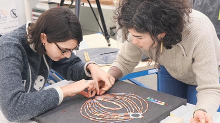 Die Restauratorinnen Alice Costes und Andrea Fischer (im Bild) haben mit Archäologin Hala Alarashi die einzelnen Perlen zum Schmuck zusammengesetzt